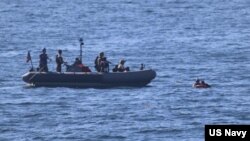 از میان شش سرنشین این لنج، پنج تن نجات داده شدند اما از سرنوشت نفر ششم خبری در دست نیست.