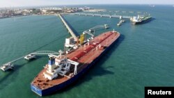 Suasana pelabuhan impor minyak mentah di Qingdao, Provinsi Shandong, China (Foto: dok).