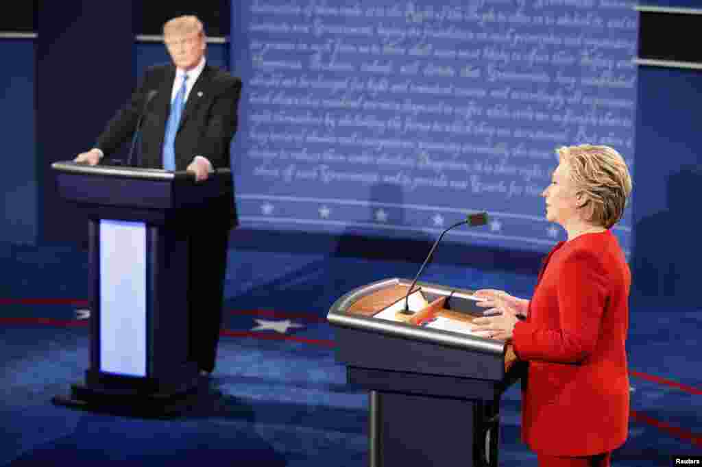 Kandidat presiden AS dari Partai Republik Donald Trump dan calon presiden dari Partai Demokrat Hillary Clinton dalam debat presiden pertama di Hofstra University di Hempstead, New York (26/9).&nbsp;(Reuters/Rick Wilking)