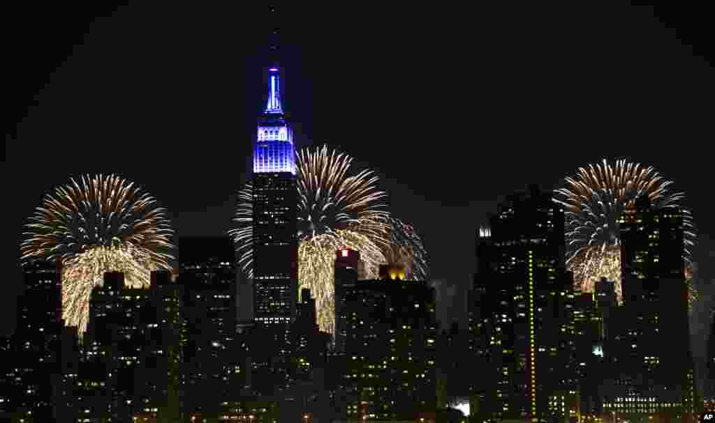 Fireworks light up the Empire State Building along the Manhattan skyline during Macy's 37th Annual Fourth of July fireworks show, July 4, 2013, in New York. 