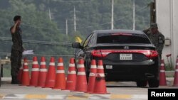 15일 유엔 깃발을 단 미 육군 차량이 파주 통일대교를 지나고 있다.