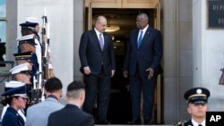 2023年年8月7日，美国国防部长奥斯汀在五角大楼欢迎伊拉克国防部长阿巴西。（美联社照片）