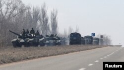 Une vue montre un convoi de troupes pro-russes pendant le conflit Ukraine-Russie à l'extérieur de la ville contrôlée par les séparatistes de Volnovakha dans la région de Donetsk, Ukraine le 12 mars 2022. (Reuters AFP/Alexander Ermochenko)