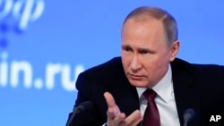 Rais Vladimir Putin akizungumza na waandishi habari siku ya Ijuma