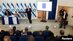 以色列总理内塔尼亚胡在特拉维夫的一处军事基地对各国驻以色列大使讲话。(2021年5月19日)