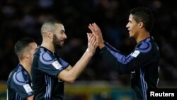 Karim Benzema se réjouit dans son but avec Raphaël Varane, au stade Yokohama, le 15 décembre 2016.
