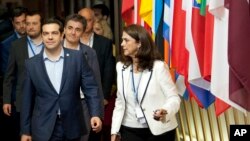 13일 알렉시스 치프라스 그리스 총리(왼쪽)가 구제금융 협상을 마친 뒤 유럽의회 건물을 빠져나오고 있다.