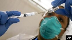 ARHIVA - Lekarka priprema vakcinu na lokaciji za vakcinaciju u Njujorku (Foto: AP/Mary Altaffer)