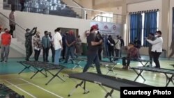 Gubernur DKI Jakarta Anies Baswedan (baju putih) saat meninjau tunawisma di GOR Tanah Abang Jakarta, Senin (27/4/2020). (Pemprov DKI)