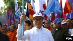 មេដឹកនាំ​ប្រឆាំង​លោក សម រង្ស៊ី កាល​ពី​ថ្ងៃ​ទី​២៤ តុលា ដឹកនាំ​អ្នក​គាំទ្រ​ដង្ហែរ​ទៅ​ដាក់​ញត្តិ​នៅ​​ស្ថានទូត​លោក​ខាង​លិច ដើម្បី​ទទូច​ឲ្យ​ពួក​គេ​កុំ​ទទួល​ស្គាល់​រដ្ឋាភិបាល​លោក​ ហ៊ុន សែន និង​ទាមទារ​ឲ្យ​មាន​ការ​ស៊ើប​អង្កេត​ឯករាជ្យ​មួយ​ទៅ​លើ​ភាពមិន​ប្រក្រតី​ក្នុង​ការ​​​​បោះឆ្នោត​កាល​ពី​ខែ​កក្កដា។ (ហេង រស្មី/វីអូអេ)