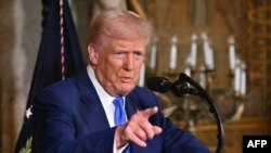 ປະທານາທິບໍດີ ດໍໂນລ ທຣໍາ ແຫ່ງສະຫະລັດ ຕອບຄໍາຖາມນັກຂ່າວທີ່ ຣີສອດ ມາອາລາໂກ ໃນເມືອງ ພາມລ໌ບິສຈ໌ ລັດ ຟລໍຣີດາ ເມື່ອວັນທີ 18 ກຸມພາ 2025. 