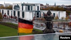 Bendera Jerman berkibar di depan kantor Kanselir di Berlin. (Foto: Dok)