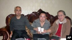 内蒙古异议人士哈达(左)和妻子新娜与儿子维勒斯在一起