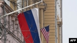 ABŞ-ın Moskvadakı səfirliyinin binası önündə Rusiya və ABŞ bayraqları dalğalanır. 13 mart, 2025. 