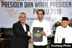 Penyerahan penetapan keputusan Presiden dan Wapres terplih Pilpres 2019 oleh Ketua KPU Arief Budiman kepada Joko Widodo dan Ma'ruf Amin di kantor KPU, Jakarta, Minggu (30/6). (Foto: Biro Pers Sekretariat Presiden).