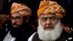 د جميعت علماء اسلام (ف) مشر مولانا فضل الرحمان چې د پاکستان د اوسني حکومت سخت مخالف او د حزب اختلاف ګوندونو ايتلاف پاکستان جمهوري غورځنګ مشري کوي د حکومت دریځ سره هم غږي ښکاره کوي او تېره ورځ يې غوښتنه وکړه چې پاکستان دې د طالبانو حکومت په رسميت وپېژني