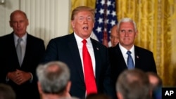 Predsednik i potpredsednik SAD, Donald Tramp i Majk Pens