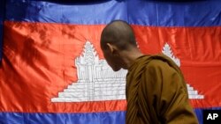 រូបឯកសារ៖ ព្រះសង្ឃមួយអង្គសម្លឹងមើលទង់ជាតិខ្មែរ ដែលត្រូវបានដាក់តាំងនៅមុនពិធីបុណ្យចូលឆ្នាំប្រពៃណីខ្មែរ នៅរាជធានីភ្នំពេញ កាលពីថ្ងៃទី ៤ ខែមេសា ឆ្នាំ ២០១៧។