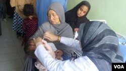 آرشیف: جریان تطبیق واکسین پولیو به یک کودک توسط واکسیناتور زن در کابل