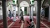 Respect des mesures de distanciation physique dans une mosquée de Dakar, le 12 mai 2020.