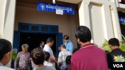 រូប​ឯកសារ៖ ប្រជាពលរដ្ឋ​នាំ​​​គ្នា​ទៅ​​បោះឆ្នោត​ នៅ​​ឃុំ​​សំរោងក្នុង​ស្រុកឯកភ្នំ ខេត្តបាត់ដំបង នៃប្រទេសកម្ពុជា។ (VOA)