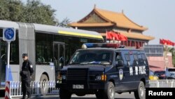 Polisi China melakukan penjagaan di dekat pintu gerbang Lapangan Tiananmen di Beijing (29/10). 