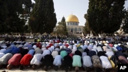 Warga Palestina melakukan sholat di komplek masjid al-Aqsa di kota tua Yerusalem (foto: dok). Keprihatinan memuncak di Timur Tengah terhadap rencana Presiden Donald Trump untuk mengakui Yerusalem sebagai ibu kota Israel. 