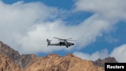 印度空军一架美制阿帕契武装直升机在拉达克地区执行任务（路透社2020年9月17日）