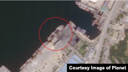 지난 16일 북한 원산항을 촬영한 위성사진. 석탄 적재를 위한 노란 크레인 옆에 약 90m 길이의 선박이 정박해있다. '플래닛' 제공 사진.