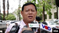 លោក ឡោ​ ជុនធី​ មេធាវីការពារក្តីឲ្យ​មន្ត្រីសិទ្ធិ​មនុស្ស​អាដហុក​ ថ្លែងទៅកាន់​ក្រុមអ្នក​សារព័ត៌មាន​ក្រោយ​ សវនាការ​នៅ​សាលាឧទ្ធរ​ណ៍​នៅ​រាជធានី​ភ្នំពេញ​ នៅ​ថ្ងៃ​ទី២៤ ខែឧសភា​ ឆ្នាំ២០១៧។ (ខាន់​ សុគុំមនោ​/VOA)​