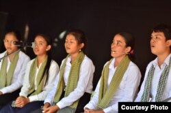 សកម្មភាពសម្តែងដោយក្រុមនិស្សិតសិល្បៈប្រចាំអង្គការសិល្បៈខ្មែរអមតៈ។ (រូបថតដោយ៖ អង្គការសិល្បៈខ្មែរអមតៈ)