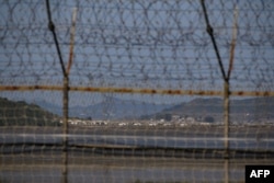 한국 교동도에서 철책 너머로 바라본 북한 마을. (자료사진)