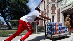 수돗물 오염 사태가 발생한 미국 미시간주 플린트 시내 학교로 생수가 운반되고 있다. (자료사진)