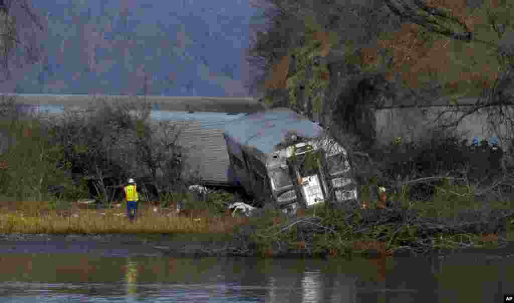 Tampak dari Manhattan, kereta penumpang Metro-North di luar jalur di Bronx, New York, 1 Desember 2013.