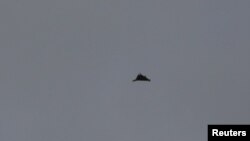 هواپیمای بدون سرنشین (پهپاد)، چیزی که مقامات اوکراینی آن را پهپاد انتحاری شاهد-۱۳۶ ساخت ایران می‌دانند در آسمان اودسا دیده می‌شود - آرشیو