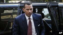 Bintang bisbol AS Alex Rodriguez tiba di markas Liga Bisbol Besar di New York pada November 2013 untuk pembahasan kasus dopingnya. (AP/Seth Wenig)