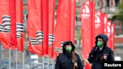 Petugas kepolisian mengenakan masker wajah berpatroli dalam hari peringatan kemenangan Rusia atas Nazi pada Perang Dunia II di tengah pandemi virus corona, di Moskow, Rusia, 9 Mei 2020. (Foto: Reuters)