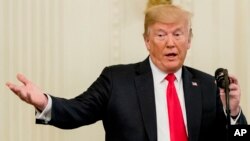 도널드 트럼프 미국 대통령이 22일 백악관 이스트룸에서 열린 명예훈장 수여식에 앞서 연설하고 있다. 