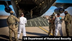 资料照片：首批无证移民准备从德克萨斯州起飞前往关塔那摩湾的照片。(2025年2月4日)