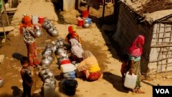 ស្ត្រីៗ​តម្រង់​ជួរ​គ្នា​ដើម្បី​យក​ទឹក​ផឹក​ នៅ​ជំរំ​ជន​ភៀស​ខ្លួន​រ៉ូហ៊ីងយ៉ា នៅ​ក្នុង​ក្រុង Teknaf ប្រទេស​បង់ក្លាដែស កាលពី​ថ្ងៃទី១២ ខែកុម្ភៈ ឆ្នាំ២០២០។