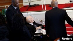 Mantan Presiden AS Jimmy Carter (tengah) tampak hadir dalam acara Kebaktian untuk mengenang mantan ibu negara Rosalynn Carter di Gereja Glenn Memorial di Atlanta, Georgia Selasa (28/11). 