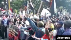 Sekitar 200 orang mahasiswa Papua di Surabaya, Sabtu (1/12) menggelar aksi demonstrasi untuk memperingati deklarasi kemerdekaan Papua Barat pada 1 Desember 1961. (Photo: VOA-PetrusRiski / videograb)