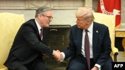 Američki predsjednik Donald Trump rukuje se s britanskim premijerom Keirom Starmerom tokom sastanka u Ovalnoj kancelariji Bijele kuće u Washingtonu, DC, 27. februara 2025.