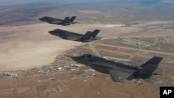 جت‌های جنگی اف - ۳۵ با سرعت بیش از ۱۹۰۰ کیلومتر در ساعت پرواز می‌کند