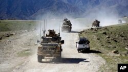 Arhiv - Snage SAD mimoilaze se sa patrolom afganistanskih komandosa u okolini Džalabada, istočno od Kabula, Afganistan, aprila 2014.