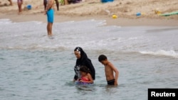 Seorang perempuan Muslim memakai burkini di pantai di Marseille, Perancis (17/8). 