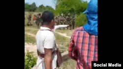 រូប​​​ថត​ពី​​វីដេអូ​មួយដែល​ត្រូវ​បាន​បង្ហោះ​​នៅ​លើ​​​ហ្វេសប៊ុក ​បង្ហាញ​ពី​ទិដ្ឋភាព​តានតឹង​នៅ​ពេល​​ពលរដ្ឋ​បាន​ស្រែក​ថា​កម្លាំង​ទាហាន​បាន​​ចាប់​ផ្តើម​​បាញ់​គ្រាប់​ពិត​នៅ​ក្នុង​ជម្លោះ​​ដី​ធ្លី​នៅស្រុក​អង្គ​ស្នួល ខេត្ត​កណកាល​ពី​ថ្ងៃ​ទី​៣ ខែ​មិថុនា ឆ្នាំ​២០២១។ (រូបពីបណ្តាញសង្គម) 