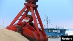 រូប​ឯកសារ៖ សណ្តែក​សៀង​ដែល​ត្រូវ​បាន​នាំ​ចូល​ ត្រូវ​បាន​គេ​បញ្ជូន​ចូល​នៅ​កំពង់ផែ​មួយ ក្នុង​ក្រុង Nantong ខេត្ត Jiangsu ប្រទេស​ចិន​ កាលពី​ថ្ងៃទី៦ ខែសីហា ឆ្នាំ២០១៨។