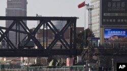 북한 접경 도시 중국 단둥과 북한 신의주를 연결하는 '중조우의교' 위를 트럭이 지나고 있다. 단둥 쪽 입구에서 촬영한 사진. (자료사진)