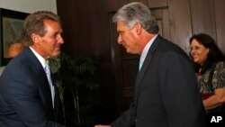 Senator AS Jeff Flake (kiri) berjabat tangan dengan Wapres Kuba, Miguel Diaz Canel, di Havana, Kuba, Sabtu (13/6).